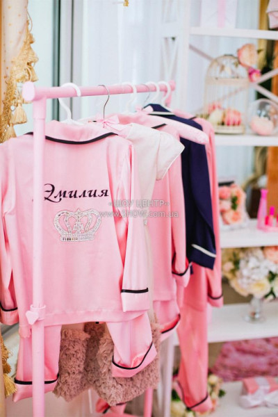 CHILDREN'S PARTIES / go to section…